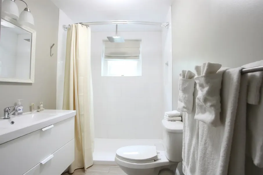10-cabin-16-bathroom-optimized.webp
