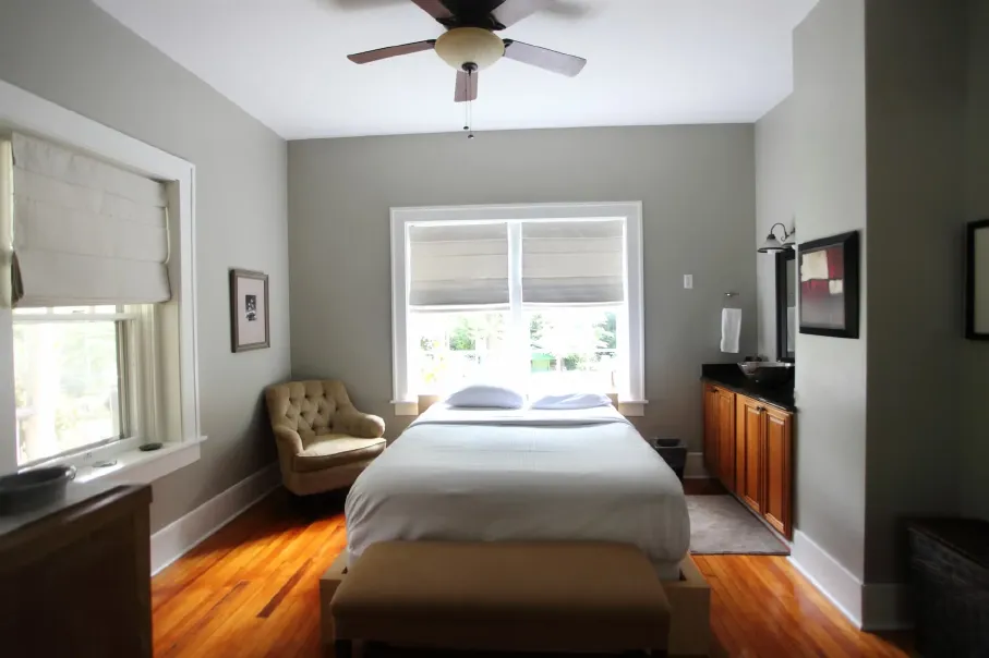 3-cabin-16-master-bdrm-optimized.webp