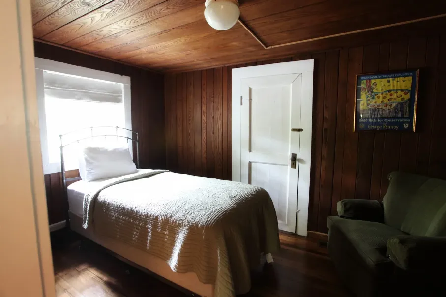 5-cabin-16-bedroom-3-optimized.webp