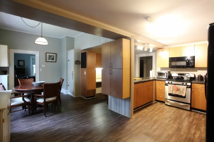 7-cabin-16-kitchen1-optimized.webp