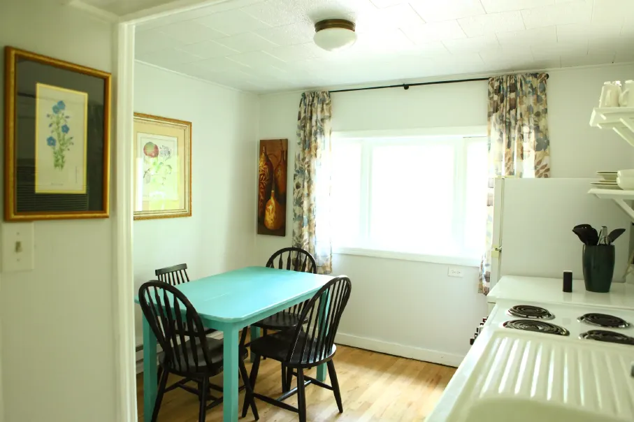 cabin-1-kitchen.webp
