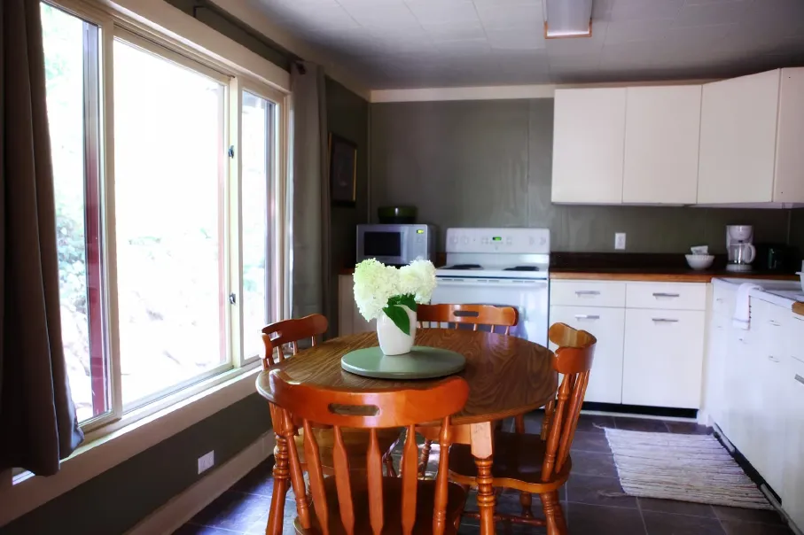 cottage-11-kitchen-optimized.webp