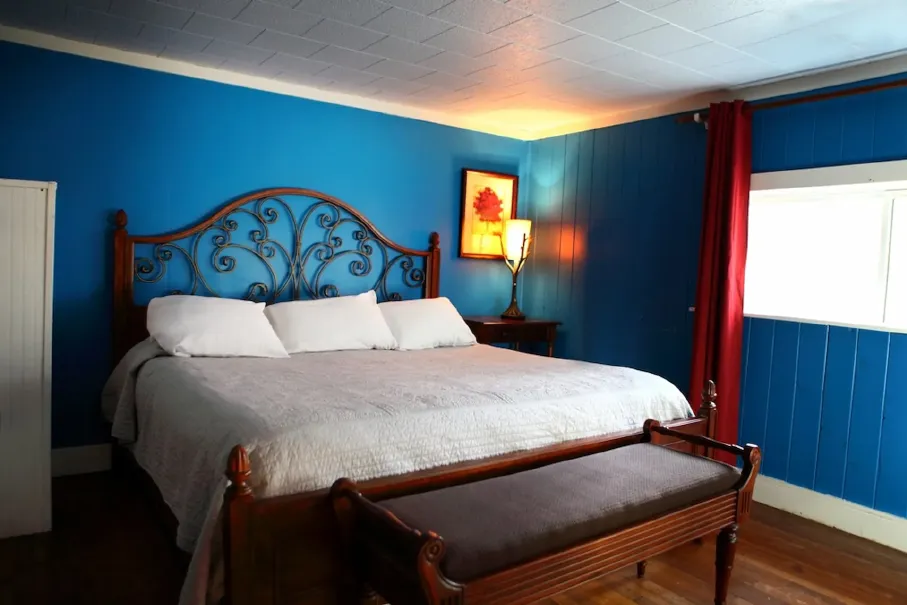 cottage-11-master-bedroom-optimized.webp