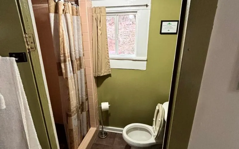 cottage-13-bathroom-optimized-800x500.webp