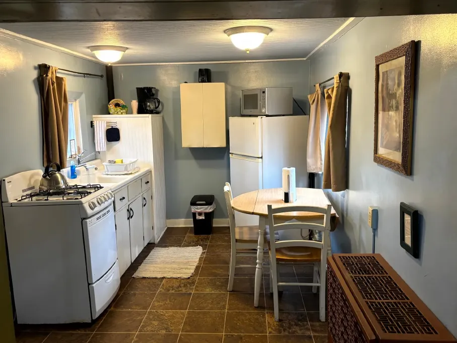 cottage-13-kitchen-optimized.webp