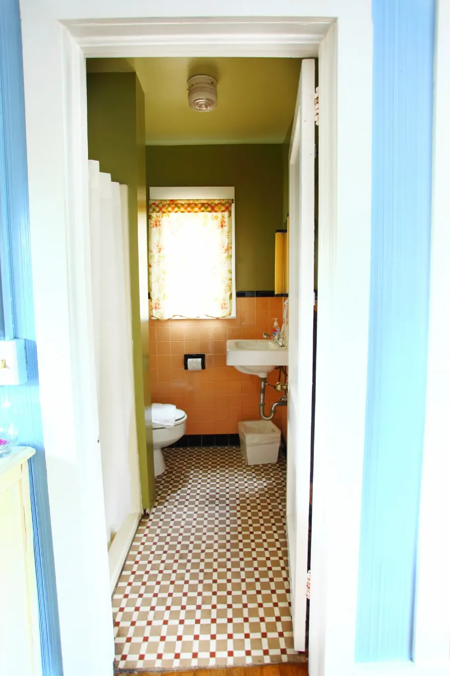 cottage-2-bathroom-optimized.webp