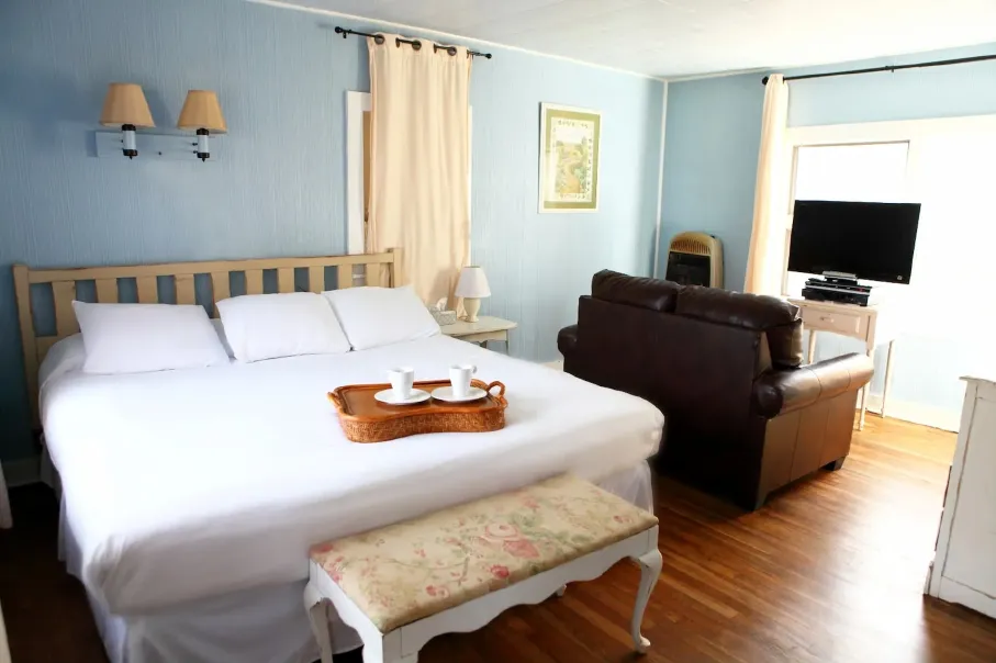 cottage-2-interior-1-optimized-jpg.webp