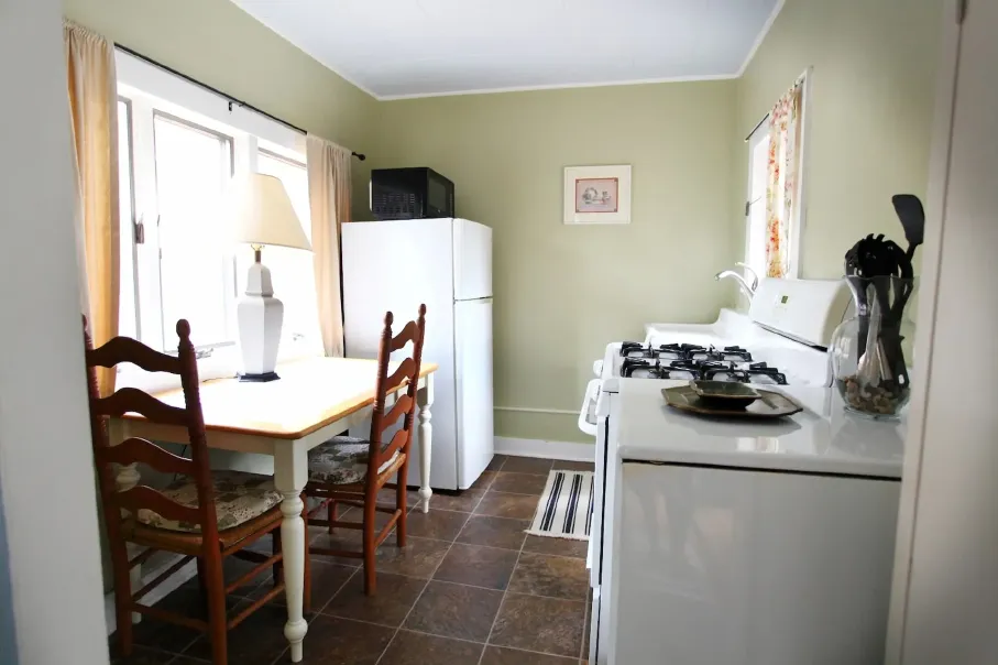 cottage-2-kitchen-optimized.webp
