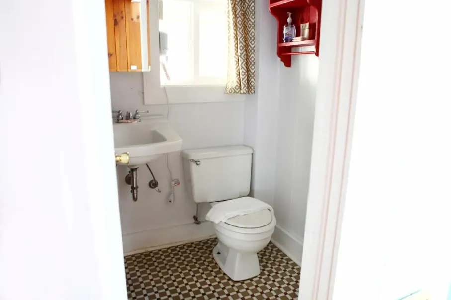 cottage-4-bathroom-optimized.webp