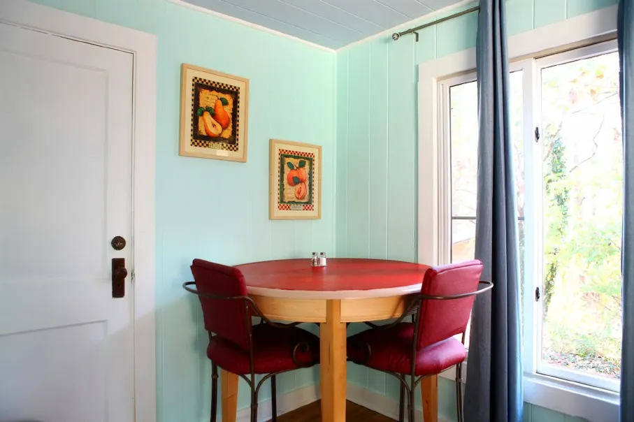 cottage-4-kitchen-optimized.webp