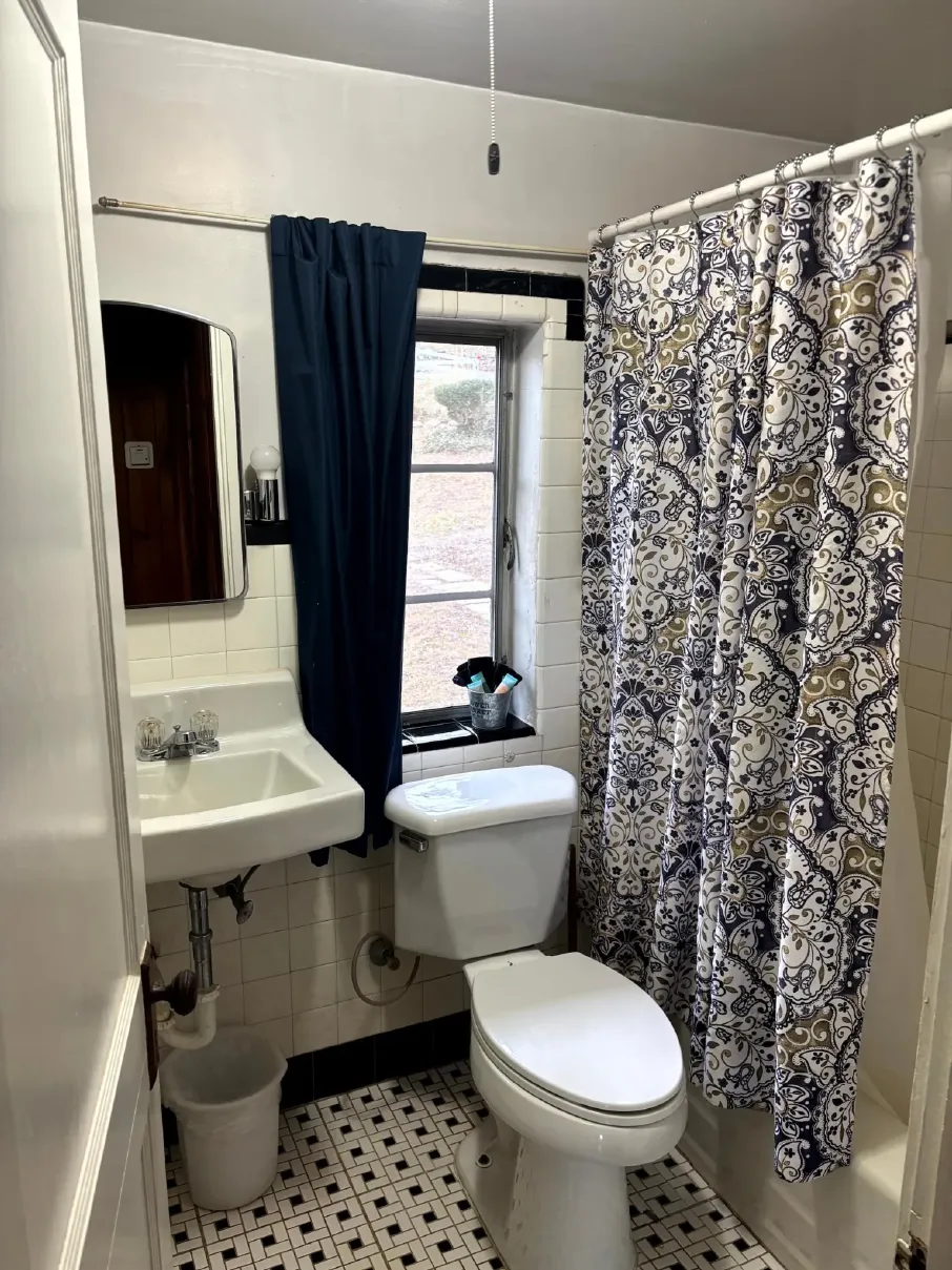 cottage-5-bathroom-optimized.webp