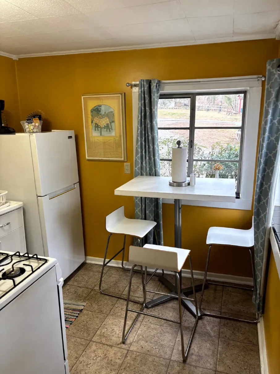 cottage-5-kitchen-optimized.webp