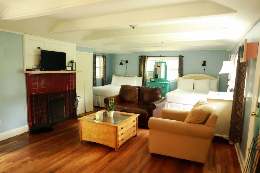 cottage-6-living-room-optimized.webp