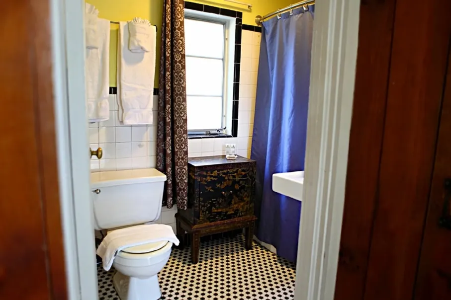 cottage-7-bathroom-optimized.webp