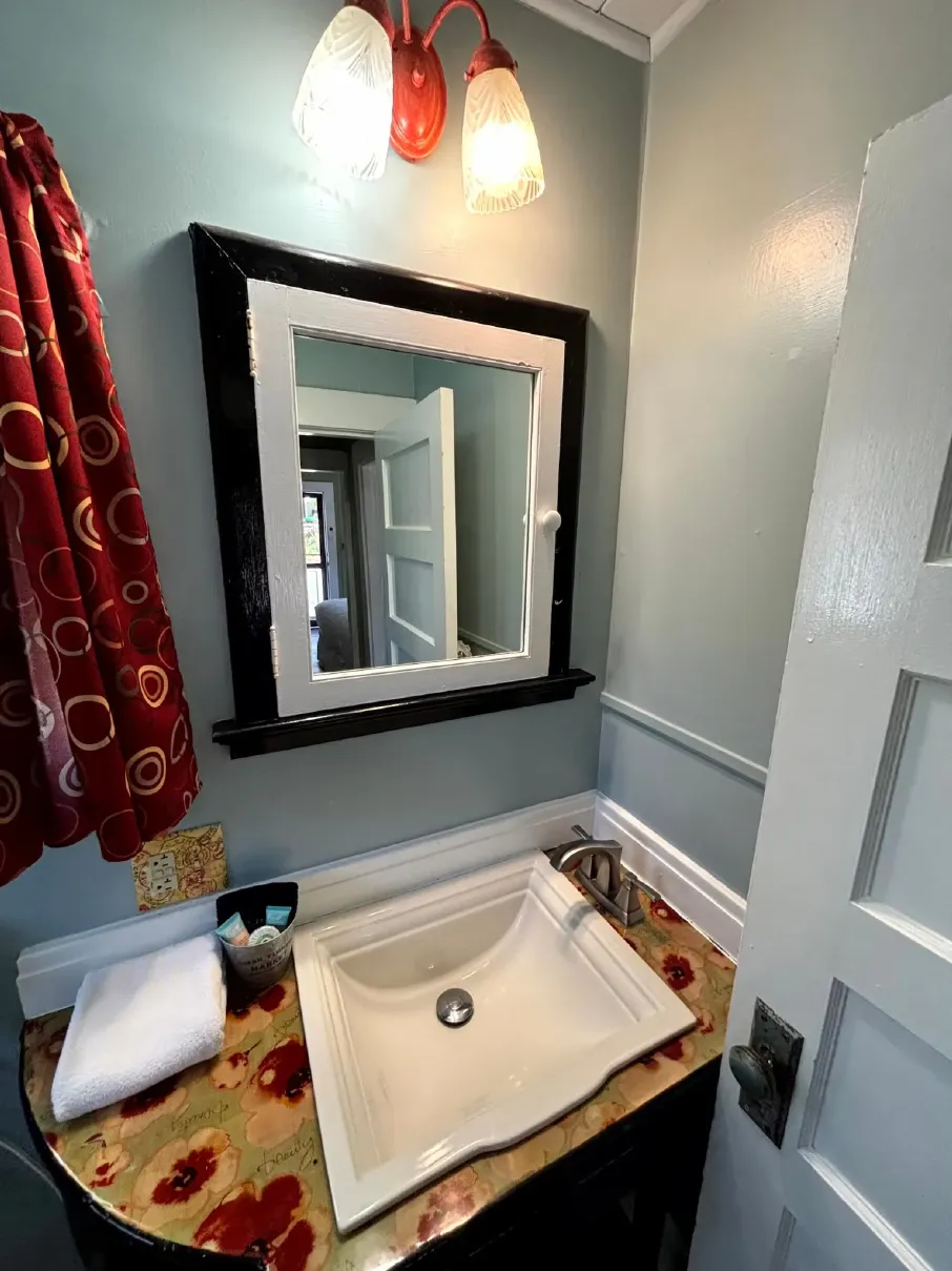 cottage-8-bathroom-optimized.webp