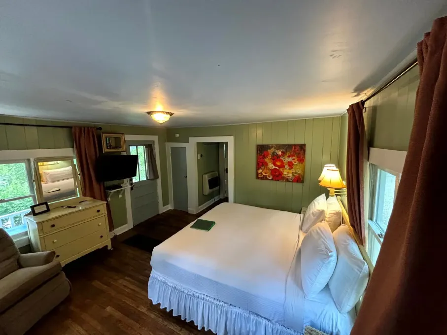 cottage-8-bedroom2-optimized.webp