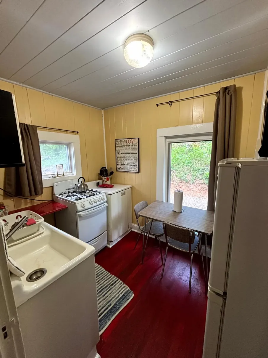 cottage-8-kitchen-optimized.webp