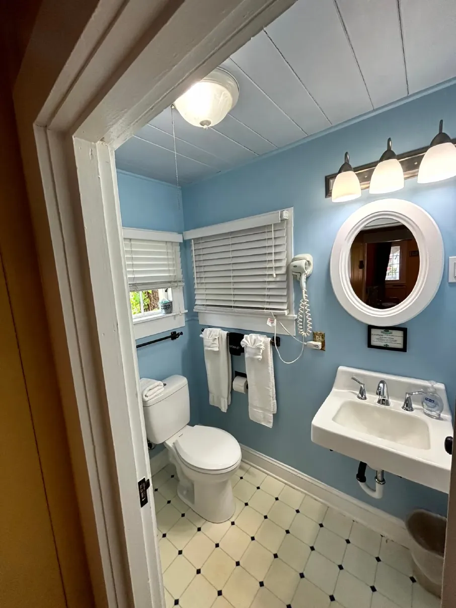 cottage-9-bathroom1-optimized.webp