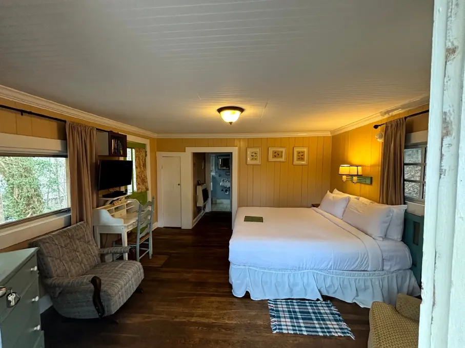 cottage-9-bedroom-optimized.webp
