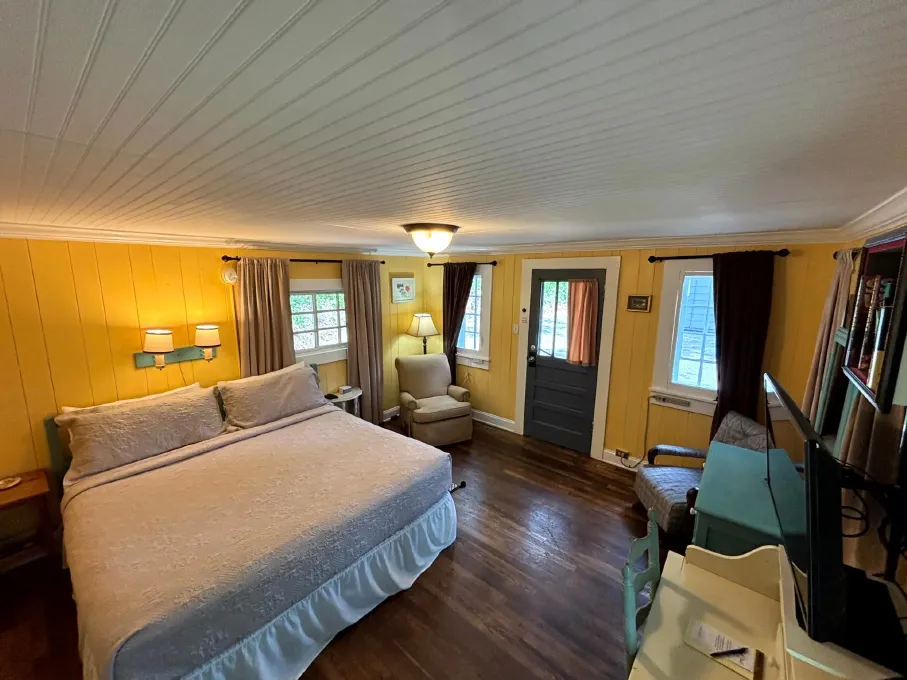 cottage-9-bedroom2-optimized.webp