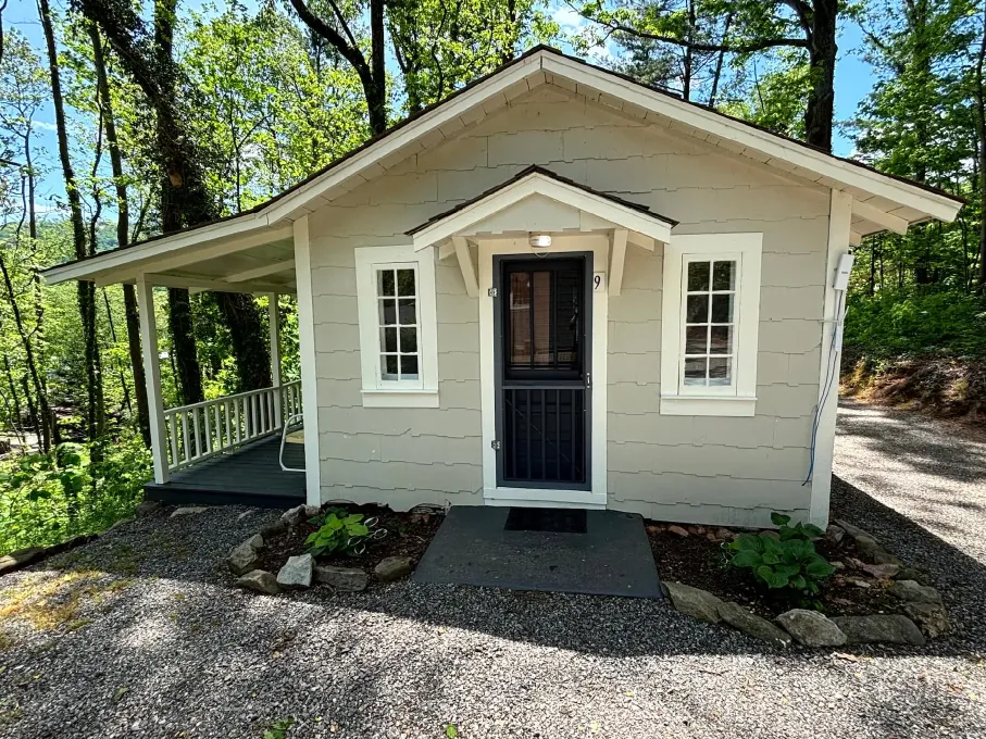 cottage-9-exterior-optimized.webp