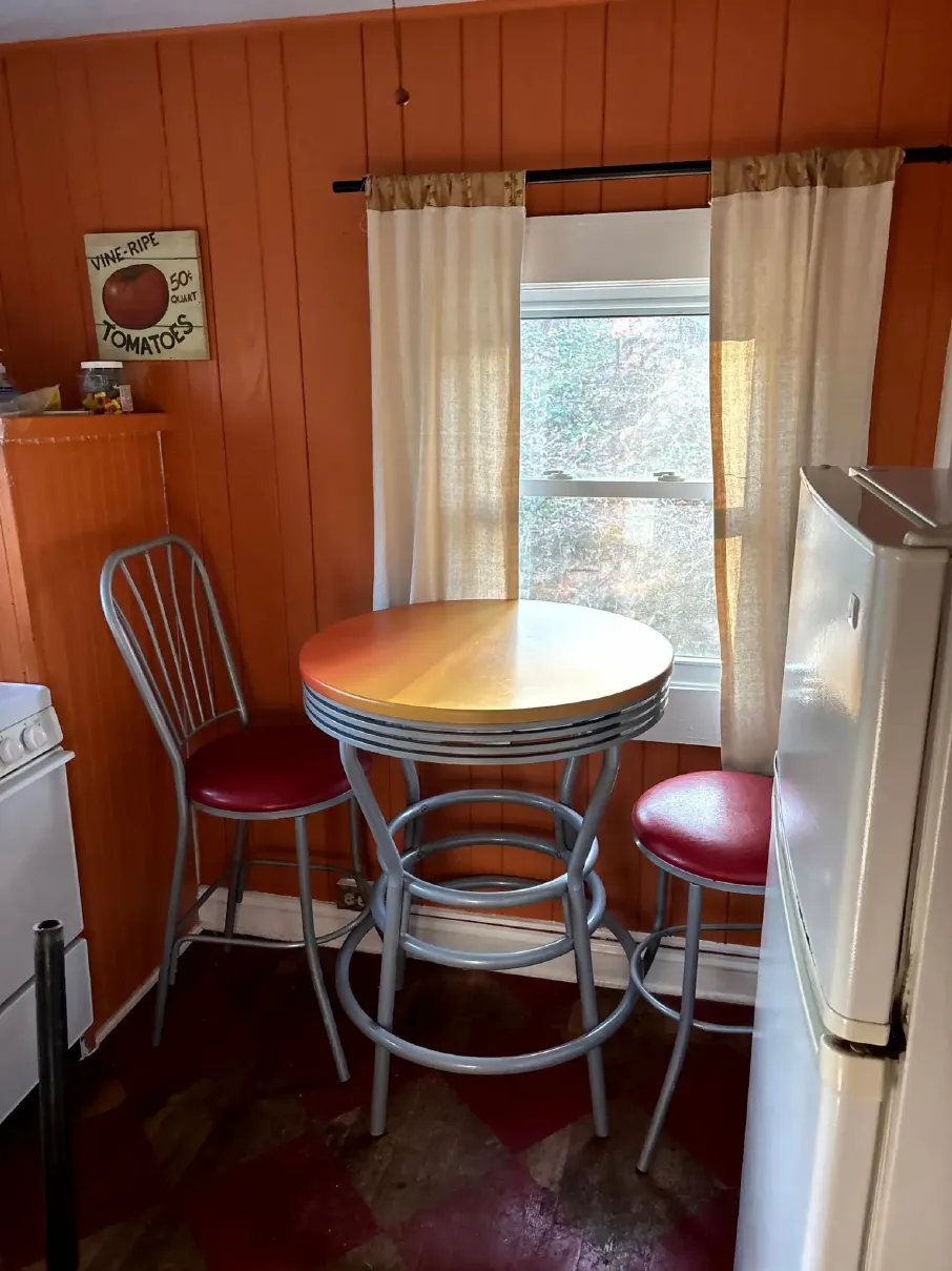 cottage-9-kitchen-optimized.webp